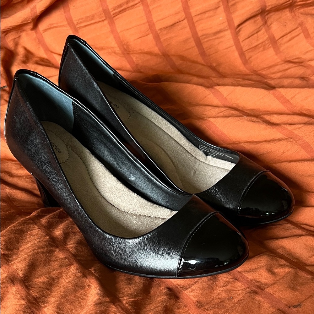 Leather and Manmade Upper Elegant Black Women's Pumps
